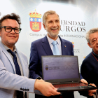 Delfín Ortega, Manuel Pérez Mateos y Carlos Lozano muestran en la pantalla del portátil el logo del 30 aniversario de la UBU.