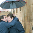 El presidente de la Junta, Alfonso Fernández Mañueco, acompaña al expresidente del Gobierno José María Aznar, en el Monasterio de Silos, con motivo de su visita por Castilla y León