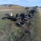 Neumáticos apilados cerca de la A-62 en Villazopeque.