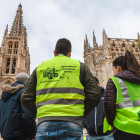 Una pareja de manifestantes a los pies de la Catedral de Burgos, en la plaza del Rey San Fernando.