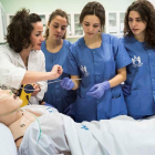 Alumnas de Enfermería en una de las salas de demostración de la Universidad de Burgos.