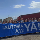 Políticos del PP han posado tras una pancarta reivindicativa en Castildelgado.