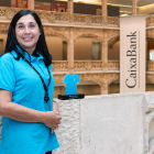 Pilar de Castro, con la camiseta azul que distingue a los voluntarios de CaixaBank.