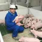 Un trabajador de Juan Ramón Sastre posa en su explotación porcina de Caleruega.