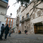 Un grupo de turistas atiende las explicaciones del guía sobre la Casa del Cordón en el mes de febrero