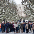 Un grupo de turistas escucha al guía que les explica la historia del Paseo del Espolón.