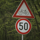 Señal de  limitación de velocidad en travesía