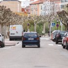 Un vehículo circula por la calle Eduardo Martínez del Campo, en la capital burgalesa, en las proximidades de la Zona de Bajas Emisiones.