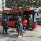 Pasajeros en una parada de la calle Vitoria de la capital burgalesa.