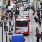 Un autobús municipal a su paso por la calle Santander.