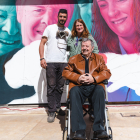 Christian Sasa con los protagonistas de su nuevo mural sobre el párkinson: Marta, terapeuta, y Julio, usuario del centro de Parkinson Burgos.