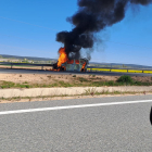 Imagen del vehículo incendiado
