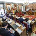 Vista general del salón de plenos del Ayuntamiento de Burgos, con el equipo de Gobierno en primer término.
