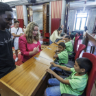 La alcaldesa, Cristina Ayala, saludó a los niños saharauis en el salón de Plenos.