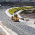 Las vías de la nueva conexión entre Villafría y la fábrica de Kronopan, en Castañares, están instaladas y en estos días comienzan a probarse.