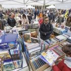 Gran afluencia de público en las catorce librerías situadas en la Plaza Mayor