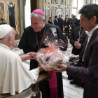 Iceta entrega al Papa los productos gastronómicos que le regalaron los seminaristas.