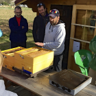 José Luis Lejonagoitia (Miel de Frías) explica los instrumentos que se emplean en la apicultura a un grupo participante en las visitas guiadas que organiza desde el pasado mes de abril.
