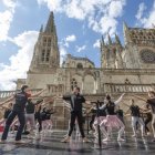 Gigabarra de danza  de estudiantes de profesional en la Catedral