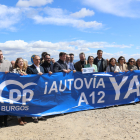 Los parlamentarios 'populares' posan tras la pancarta que exige la culminación de la A12