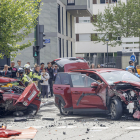 Los servicios de emergencias sanitarias atienden a una de las personas heridas en el accidente de la Avenida Cantabria.