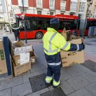 Un operario de Urbaser recoge cartones de la vía pública en una calle de Burgos.