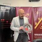 El concejal de Turismo y Promoción muestra el nuevo Premio Envero