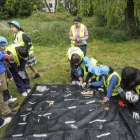 40 jóvenes del Colegio Jesús Reparador buscan plasticos en la  ribera del río Arlanzón