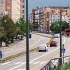 Vista del bulevar ferroviario, desde la zona sur de la ciudad, donde se encuentran dotaciones como el edificio de la estación y el hangar.