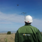 Un operario utiliza un dron para revisar una de las líneas eléctricas de la compañía.