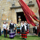 Tras el saludo se procedió a dar comienzo a la procesión con la imagen de la Virgen de Revenga llevada a hombros alrededor de la ermita