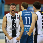 Gesto de rabia de Ramón Vilá en el primer partido del play off en San Sebastián.
