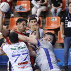 Los defensores visitantes se lanzan sobre Alexandre Chan para impedirle que lance.