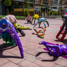 Los monstruos han sorprendido a los paseantes en la calle Francisco Grandmontagne. Será su territorio hasta el domingo.