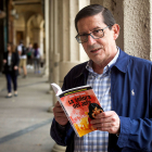 El escritor Julio Pérez Celada con su última obra, 'La señora del jefe'.