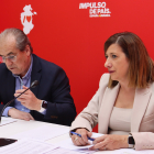 Luis Briones y Nuria Barrio, en la sede del PSOE de Burgos.