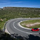 Un vehículo se aproxima a una de las curvas que protagonizan el trazado de la N-623.