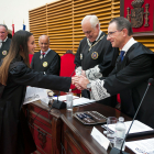 El presidente del Colegio Oficial de Graduados Sociales de Burgos, Benito Saiz, da la bienvenida a una nueva colegiada.