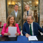 Cristina Ayala y Fernando Martínez-Acitores durante la firma del acuerdo de Gobierno