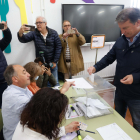 El presidente del PP de Burgos, Borja Suárez, vota en las elecciones europeas.