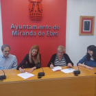 Firma del convenio entre el Ayuntamiento y los organizadores del festival Jacinto Sarmiento.