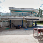 Edificio central de las piscinas de El Plantío donde se ubican entre otros servicios la cafetería.
