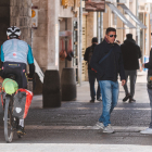 Ciclistas y peatones conviven en distintas zonas urbanas de la ciudad de Burgos.