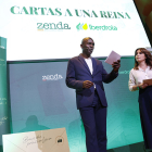El actor Emilio Buale y la periodista Helena Resano condujeron la presentación del libro.