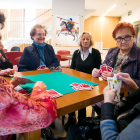 Un grupo de mujeres juega a las cartas, en el edificio de la calle Vitoria 203.