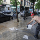 Un hombre achica agua tras la tormenta.