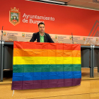 Daniel de la Rosa, portavoz del PSOE, ha comparecido en rueda de prensa con una bandera arcoíris, en el Día del Orgullo, este 28 de junio.