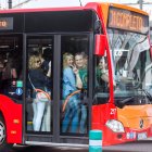El autobús es la mejor forma para desplazarse estos días.