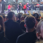 Jóvenes en una verbena de las fiestas de San Pedro 2024.