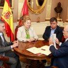 Rafael Barbero, de Fundación Caja de Burgos, la alcaldesa, Cristina Ayala, y al concejal Manuel Manso, rubricaron las escrituras de disolución de los consorcios ante notario.
